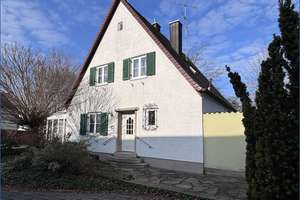 Altbau mit Charme wartet auf liebevolle Sanierung!
Ideal für Familien & Handwerker!