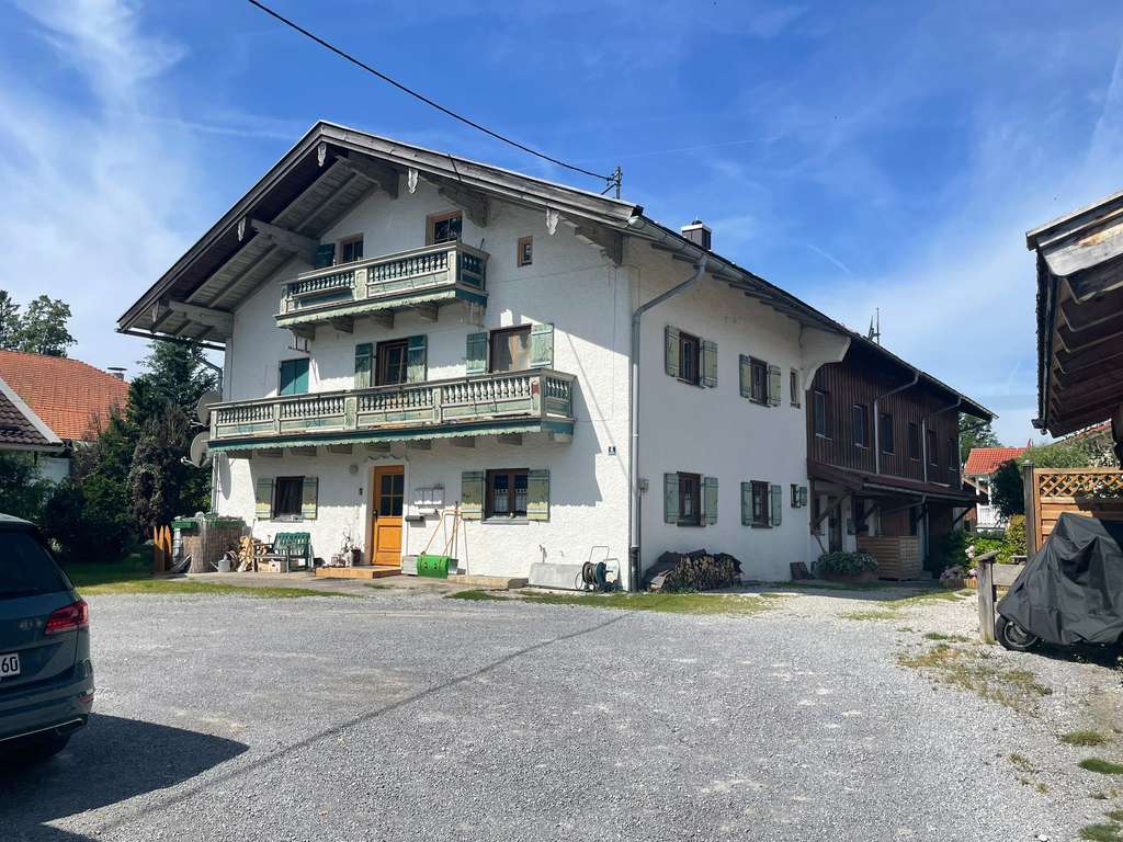Immobilie in Waakirchen - Piesenkam | Ehemaliges Bauernhaus mit 3 Wohneinheiten als Kapitalanlage - Bild 0