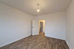 Ab 15.08.2025***Frisch renovierte 2-Zimmer-Wohnung mit Balkon und Wannenbad! – Ringstraße 19, 4209 Leipzig – Vorschaubild 4