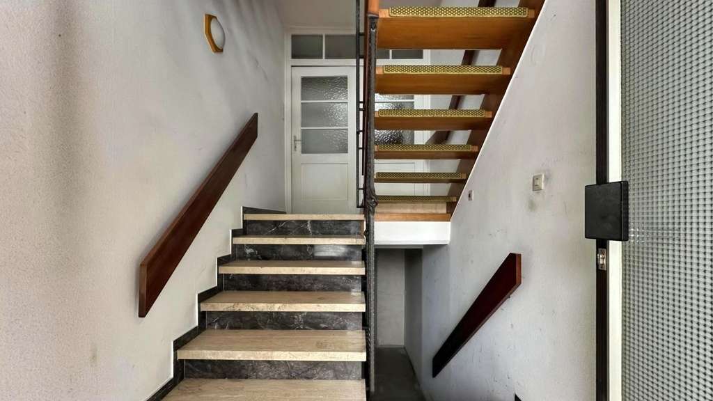 Immobilie in Metzingen - Raum für Ideen. Doppelhaushälfte mit getrennten Wohneinheiten, Garten und großem Potenzial - Bild 1