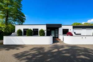 Architekten-Bungalow mit Atriumgarten in Poppenbüttel