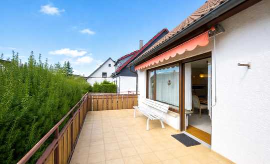 Stilvoll wohnen mit viel Platz: Einfamilienhaus mit Sonnenterrasse, Balkon und Doppelgarage