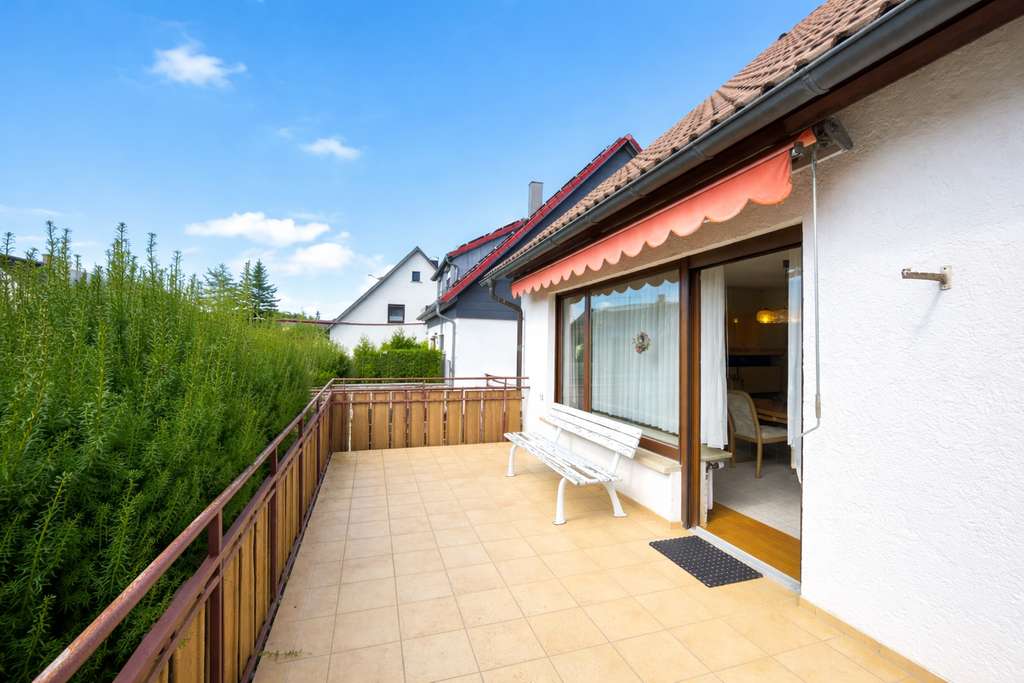 Immobilie in Hülben - Stilvoll wohnen mit viel Platz: Einfamilienhaus mit Sonnenterrasse, Balkon und Doppelgarage - Bild 0