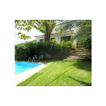 Haus mit Garten, Swimmingpool, Garage und Stall