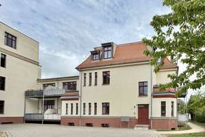 Markante 2,5-Zimmer-Wohnung mit Balkon, Einbauküche und Stellplatz in ruhiger Lage