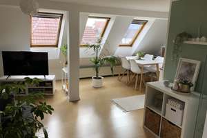 Helle Dachgeschoss-Wohnung, modern möbliert