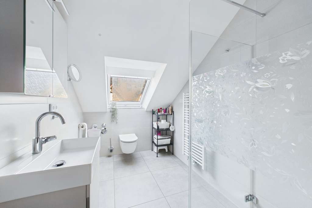 Immobilie in Gablingen - Modernisiertes, energieeffizientes Zweifamilienhaus mit Wintergarten und Pool - Bild 3