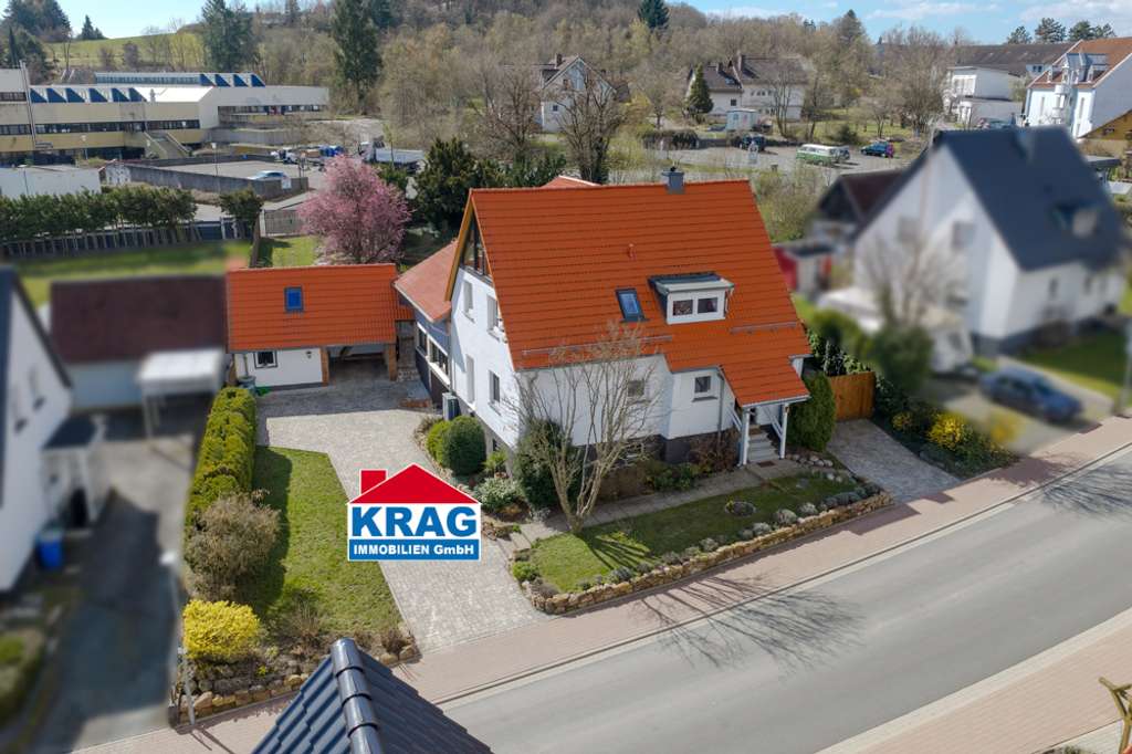 Immobilie in Gladenbach - ++ KRAG Immobilien ++ Familienhaus mit Wintergarten, großem Garten und viel Platz zum Leben - Bild 0