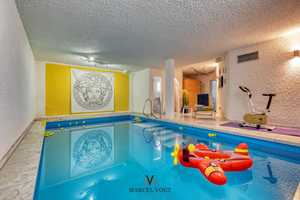 Wohnoase mit Stil: Doppelhaushälfte mit Wintergarten, Pool & Garage – Esslingen (Kreis) – Vorschaubild 1