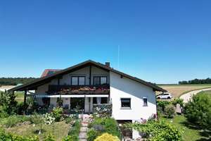 Großzügiges Zweifamilienhaus mit Traumgarten und ruhiger Ortsrandlage in Riedenburg