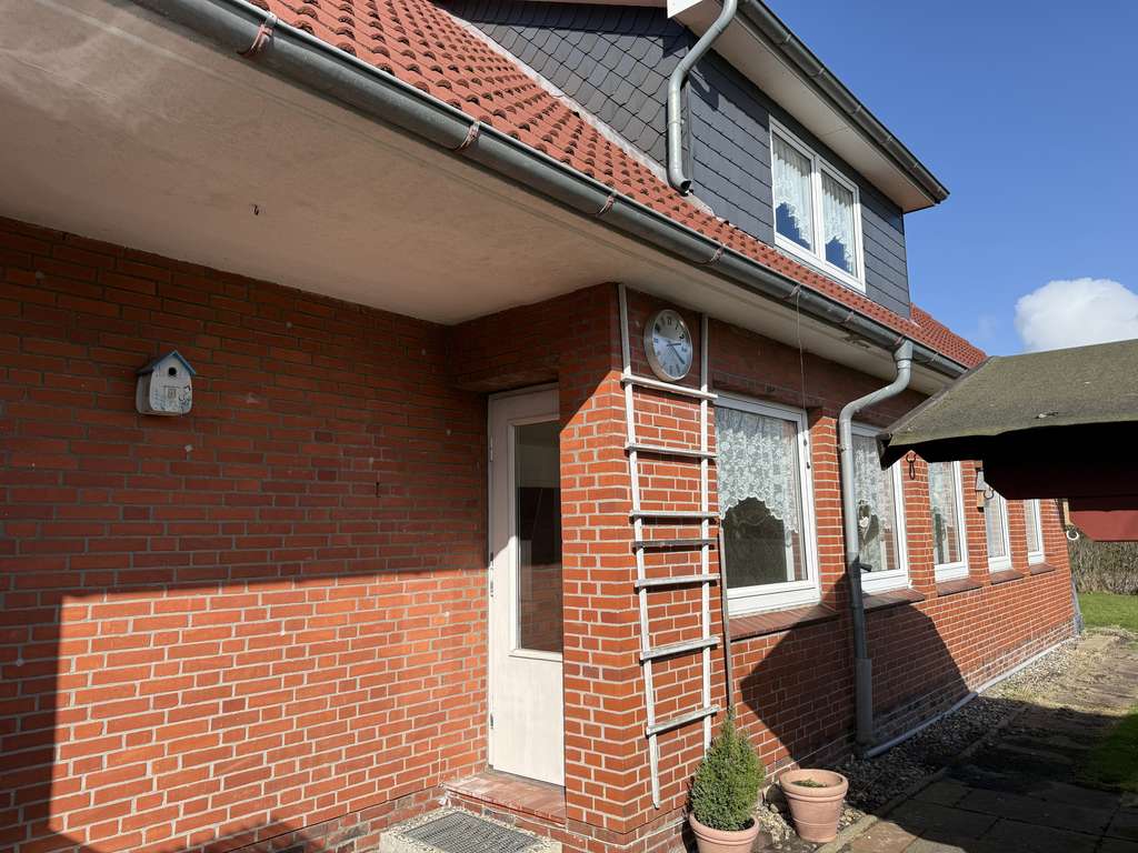 Immobilie in Garding - Viel Platz für neue Ideen: sanierungsbedürftiges Wohnhaus mit 2 Garagen auf großzügigem Grundstück - Bild 3