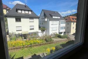 Vier-Zimmer-Wohnung mit Potential, zentral und im grünen gelegen