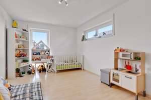 Einzigartiger Baustil! Neuwertiges Einfamilienhaus mit Galerie und WU-Keller in naturnaher Lage – Die vollständige Adresse der Immobilie erhältst du vom Anbieter., 91361 Pinzberg – Vorschaubild 9