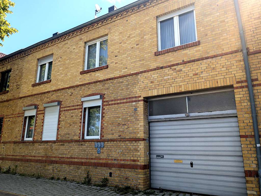 Immobilie in Bitterfeld-Wolfen - Viel Potenzial: Klinkerhaus mit PV-Anlage, Renovierung & Ausbauoption - Bild 1