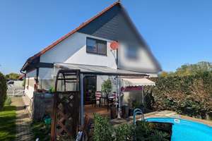 Charmante Doppelhaushälfte mit überdachter Terrasse und Pool  – Die vollständige Adresse der Immobilie erhältst du vom Anbieter., 4651 Bad Lausick – Vorschaubild 1
