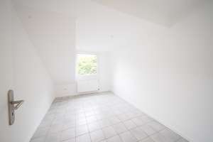 Modernisierte 3-Zimmer-Dachgeschosswohnung mit Loggia, Spitzboden & Stellplatz – Nähe Wahner Heide – Die vollständige Adresse der Immobilie erhältst du vom Anbieter., 51145 Urbach, Köln – Vorschaubild 7