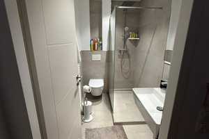 Erstbezug mit EBK: Stilvolle 1,5-Zimmer-Hochparterre-Wohnung mit geh. Innenausstattung – Emil Ridel Straße 11, 80538 München – Vorschaubild 1