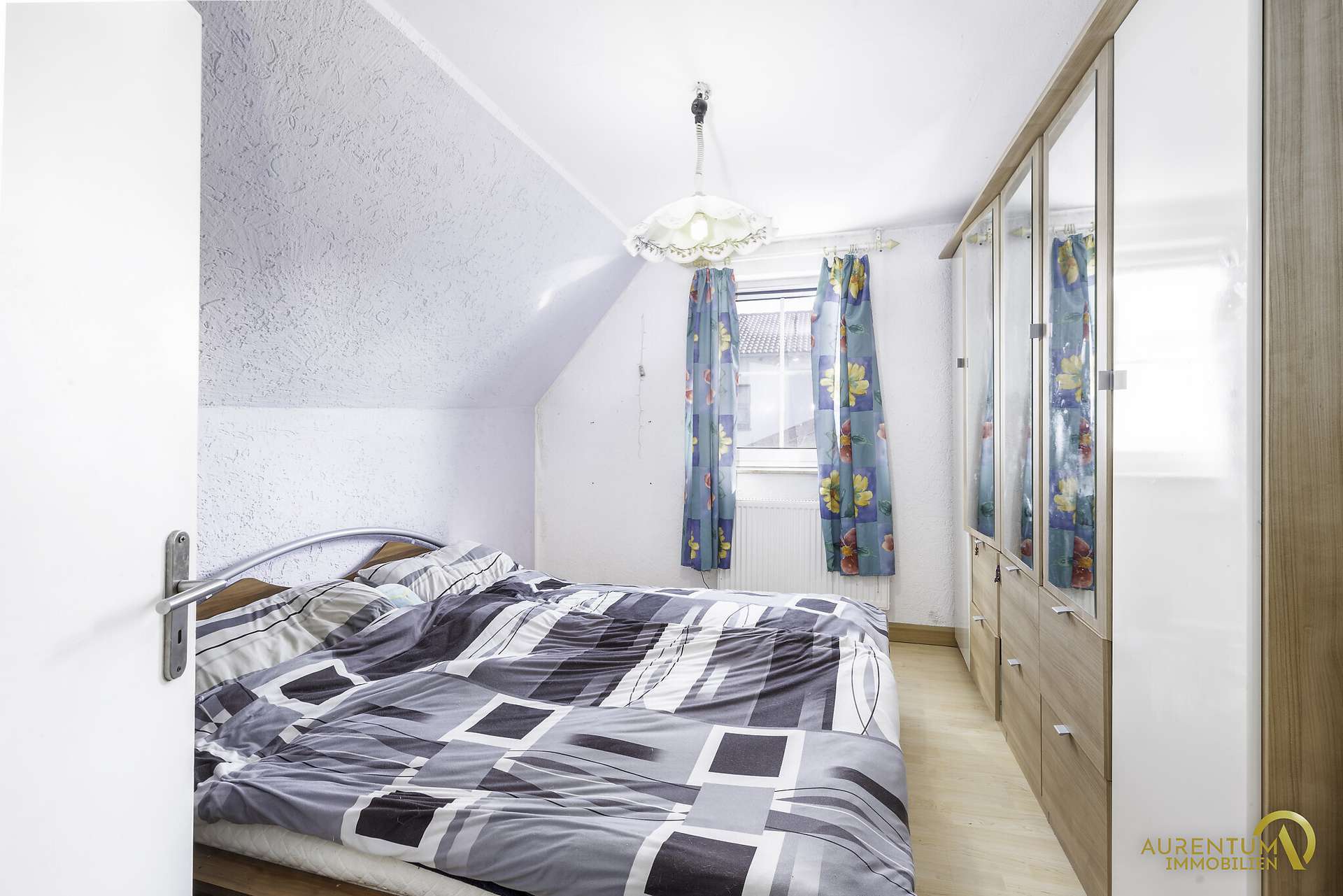 Immobilie in Aiglsbach - Sofort verfügbares Einfamilienhaus mit Garten, neuwertiger Heizung und Garage zu verkaufen. - Bild 6