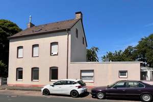 Dreifamilienhaus mit Anbau und bezugsfreier Wohnung im Zentrum – Die vollständige Adresse der Immobilie erhältst du vom Anbieter., 40764 Langenfeld (Rheinland) – Vorschaubild 1