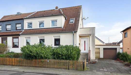 Bild von Renovierungsbedürftige Doppelhaushälfte in ruhiger Lage mit charmantem, großem Garten und Balkon