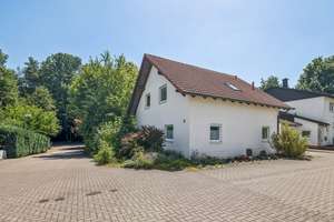 Freistehendes Einfamilienhaus mit idyllischem Garten