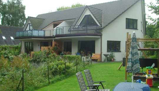 Bild von Freistehendes 4-Familien-Architektenhaus mit idyllischem Naturteich (inkl. 4 Garagen) in Niendorf