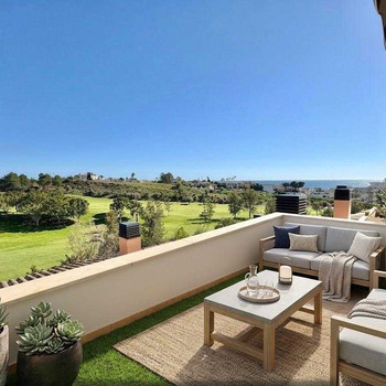 Geräumige 3-Zimmer-Wohnung mit Parkplatz und großen Terrassen in Baviera Golf