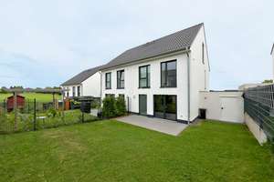 Neuwertige DHH (KFW-Effizienzhaus 55) mit SW-Terrasse, Garten + Garage / bezugsfrei ab 01.11.2026 – Die vollständige Adresse der Immobilie erhältst du vom Anbieter., 53819 Neunkirchen-Seelscheid – Vorschaubild 1