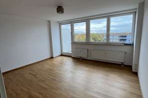 !Trudering * 1 Zimmer * Wohnküche mit EBK * Bad mit Wanne * großer Balkon * Parkett * – Wasserburger Landstr. 8, 81825 Gartenstadt Trudering, München – Vorschaubild 1