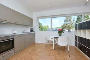 Modern möblierte Wohnung mit großer Fensterfront und Blick ins Grüne in Stuttgart Weilimdorf – Die vollständige Adresse der Immobilie erhältst du vom Anbieter., 70499 Weilimdorf (Ortsteil), Stuttgart – Vorschaubild 3