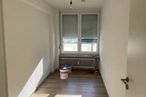 Ruhige 2,5-Zimmer-Wohnung mit 2 Balkonen und Tiefgaragenstellplatz in München-Milbertshofen – Die vollständige Adresse der Immobilie erhältst du vom Anbieter., 80807 Milbertshofen, München – Vorschaubild 5