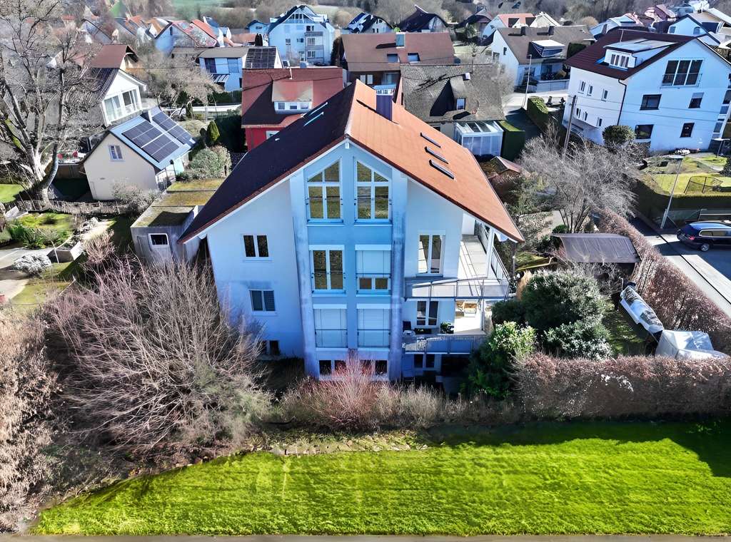 Immobilie in Uhldingen-Mühlhofen - 2-Familienhaus mit zusätzlicher Einliegerwohnung  und Doppelgarage und 2 Stellplätze im Freien - Bild 1