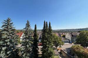 Schöne Dachgeschoßwohnung  + Hobbyraum mit Blick auf Feuerbach und die Weinberge – Die vollständige Adresse der Immobilie erhältst du vom Anbieter., 70469 Lemberg/Föhrich, Stuttgart – Vorschaubild 2