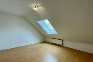 Wohnen mit Charakter: Vier-Zimmer-Dachgeschosswohnung in Carlsberg – Poststr. 16a, 67316 Carlsberg – Vorschaubild 3