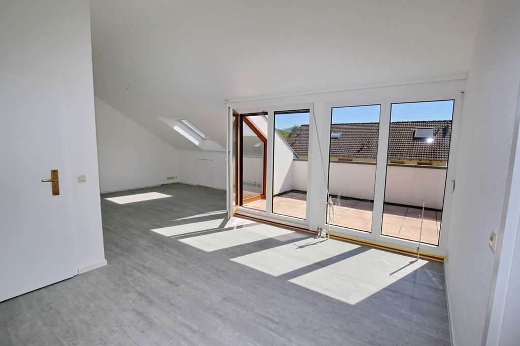 Immobilie in Sinzheim - Schöne 3-Zi.-DG-Wohnung in Sinzheim-Vormberg - Bild 1