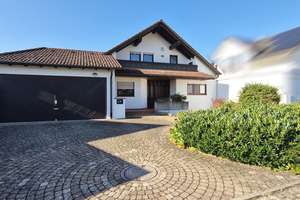 1785 – Familienfreundliches Einfamilienhaus mit Doppelgarage, sonniger Terrasse und Garten!