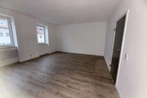 Frisch sanierte 2-Raum-Wohnung mit Einbauküche, Bad mit Wanne,  & Carport-Stellplatz – Die vollständige Adresse der Immobilie erhältst du vom Anbieter., 6246 Bad Lauchstädt – Vorschaubild 2