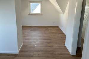 Frisch sanierte 4,5 - Zimmer Maisonette Wohnung in 2-Familienhaus in zentraler Lage mit EBK – 55246 Mainz-Kostheim, Wiesbaden – Vorschaubild 5