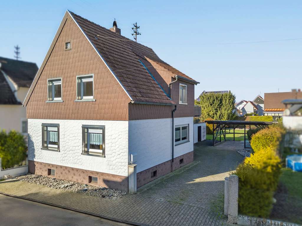 Immobilie in Neuburg am Rhein - Sanierungsjuwel für Familien: Viel Platz, viel Grün, viele Möglichkeiten in Neuburg am Rhein - Bild 0