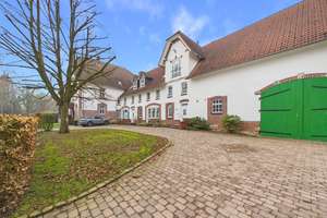 Kapitalanlage & Eigennutzung
Saniertes Bauernhaus mit vermietetem 4-Parteien-Anbau – Die vollständige Adresse der Immobilie erhältst du vom Anbieter., 32683 Barntrup – Vorschaubild 2