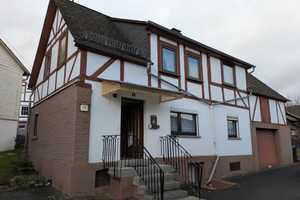 Einfamilienhaus mit schönem Grundstück in ruhiger Lage in zweiter Baureihe in Holzhausen! – Siegen-Wittgenstein (Kreis) – Vorschaubild 1