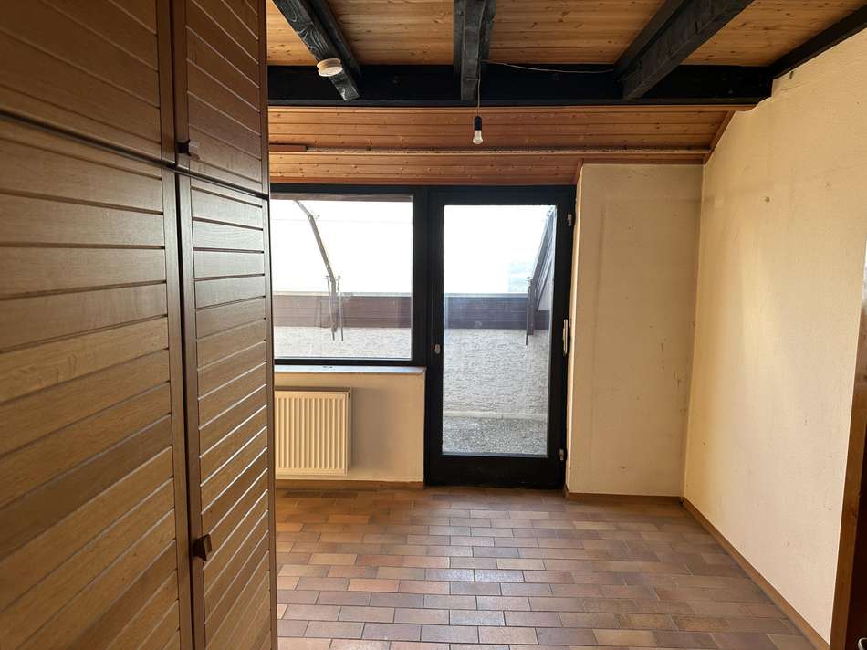 Zimmer im DG mit Zugang zur Lo