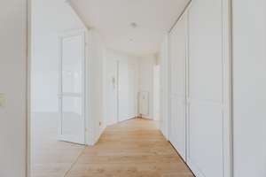 SONNIGES WOHNGLÜCK – LICHTDURCHFLUTETE 2-ZIMMER-DACHGESCHOSSWOHNUNG MIT ZWEI LOGGIEN – Die vollständige Adresse der Immobilie erhältst du vom Anbieter., 81929 Englschalking, München – Vorschaubild 2