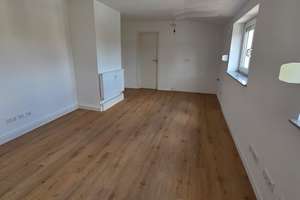 Frisch sanierte Dachgeschosswohnung in Erlangen-Sebaldussiedlung