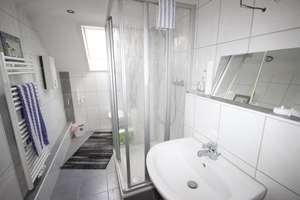 Moderne Dachgeschosswohnung im Herzen von Wickrath -komplett möbliert- – Die vollständige Adresse der Immobilie erhältst du vom Anbieter., 41189 Wickrath-Mitte, Mönchengladbach – Vorschaubild 6