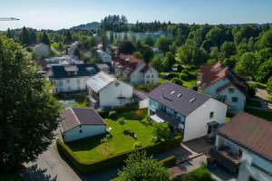 Gepflegtes Zweifamilienhaus mit großem Garten, drei Garagen und vielseitigen Nutzungsmöglichkeiten – Die vollständige Adresse der Immobilie erhältst du vom Anbieter., 88316 Isny im Allgäu – Vorschaubild 9