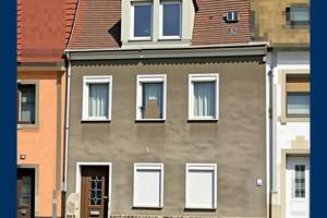 Handwerker-Traum in Wurzen: Entkerntes Charakterhaus mit ruhigem Garten sucht Macher – Die vollständige Adresse der Immobilie erhältst du vom Anbieter., 4808 Wurzen – Vorschaubild 1