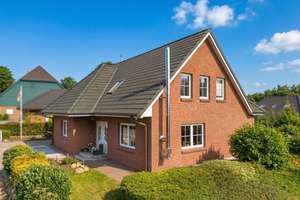 Lichtdurchflutetes Familienglück: Repräsentatives Wohnen mit exklusiver Küche und grünem Garten – Die vollständige Adresse der Immobilie erhältst du vom Anbieter., 24594 Hohenwestedt – Vorschaubild 1