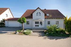 Großzügiges Familiendomizil mit viel Nutzfläche und unterkellerter Doppelgarage – Die vollständige Adresse der Immobilie erhältst du vom Anbieter., 86736 Auhausen – Vorschaubild 3