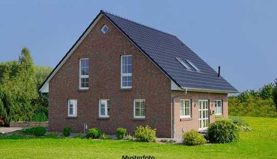 Bild von Familienidyll: Großzügiges Einfamilienhaus mit sonnigem Wintergarten